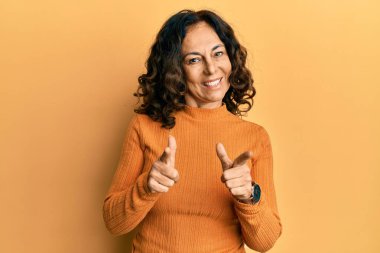 Orta yaşlı, sıradan kıyafetler giyen, mutlu ve komik yüzlü bir kadın. iyi enerji ve titreşimler. 