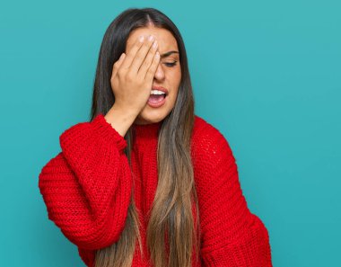 Güzel İspanyol kadın gündelik kıyafetler giyiyor. Yarı yüzünü, göz ve ağzını eliyle kapatmaktan yoruluyor. Yüzüm acıyor.. 