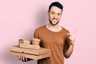 Sakallı İspanyol bir adam yemeği alıp götürür. Gülümser, eli ve parmağı kenarda mutlu bir şekilde işaret eder. 