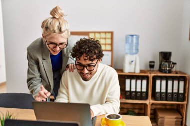 Ofiste çalışırken gülümseyen iki İspanyol iş adamı..
