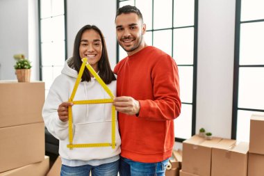 Genç latin çift gülümsüyor mutlu ev projeleri yeni ev..