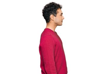 Sıradan kıyafetler giyen, rahat bir görünüm takınan, doğal yüzlü ve kendine güvenen genç yakışıklı bir adam.. 