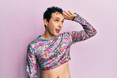 Makyaj yapan yakışıklı adam çok mutlu giyinmiş ve gülümsüyor. arama kavramı. 