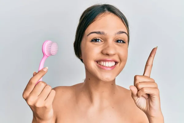 Junge Brünette Frau Mit Gesichtspeeling Pinsel Lächelnd Mit Einer Idee — Stockfoto