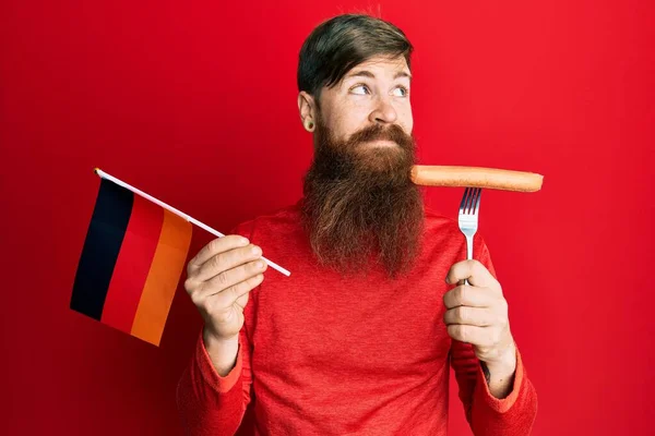 Hombre Pelirrojo Con Barba Larga Sosteniendo Tenedor Con Salchicha Cerdo — Foto de Stock