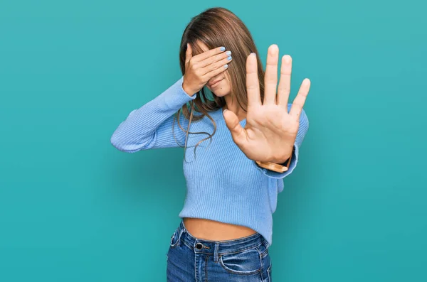 Adolescente Chica Caucásica Con Ropa Casual Cubriendo Los Ojos Con — Foto de Stock