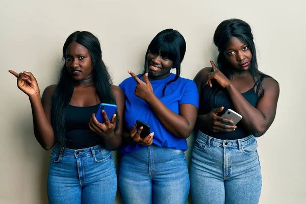 Τρεις Νεαροί Αφροαμερικανοί Φίλοι Χρησιμοποιούν Smartphone Δείχνοντας Στην Άκρη Ανήσυχοι — Φωτογραφία Αρχείου