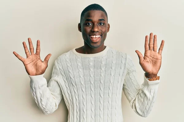 Genç Afro Amerikalı Günlük Giysiler Giymiş Numarayı Gösterip Işaret Ederken — Stok fotoğraf