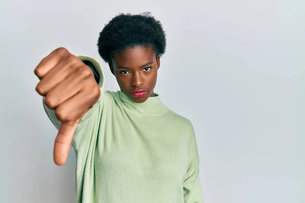 Ung Afrikansk Amerikansk Flicka Klädd Avslappnade Kläder Ser Olycklig Och — Stockfoto