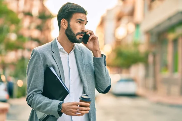 Ciddi Bir Ifadeyle Genç Spanyol Işadamı Akıllı Telefondan Konuşuyor Şehirde — Stok fotoğraf