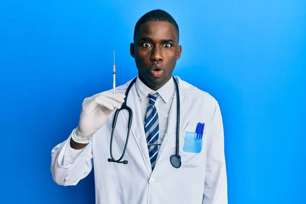 Νεαρός Αφροαμερικάνος Γιατρός Κρατά Σύριγγα Φοβισμένη Και Κατάπληκτη Ανοιχτό Στόμα — Φωτογραφία Αρχείου