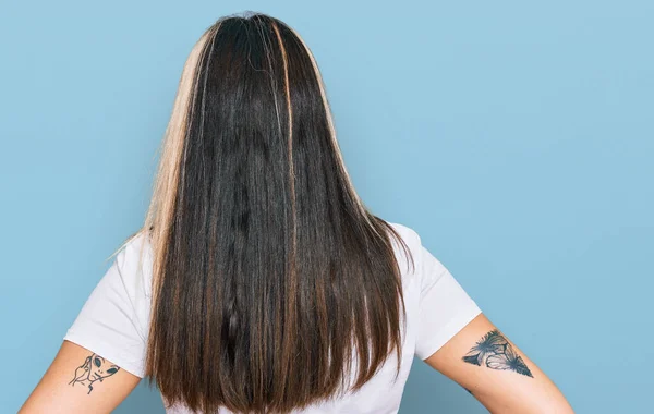 Jovem Hispânico Mulher Vestindo Casual Branco Shirt Para Trás Olhando — Fotografia de Stock