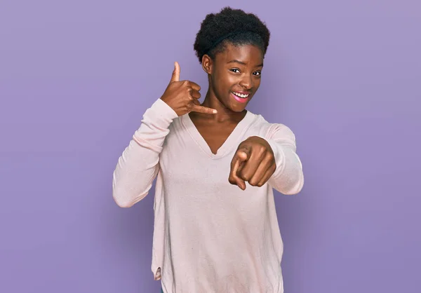 Een Jong Afrikaans Amerikaans Meisje Casual Kleding Lachend Pratend Het — Stockfoto