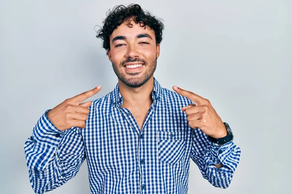 Jovem Hispânico Vestindo Roupas Casuais Sorrindo Alegre Mostrando Apontando Com — Fotografia de Stock