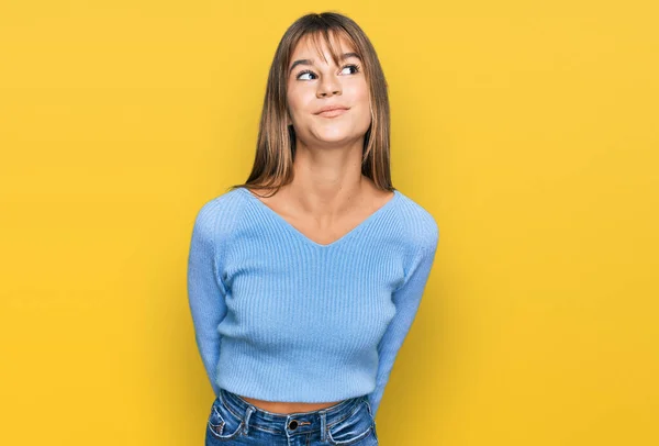 Adolescente Caucasiano Menina Vestindo Roupas Casuais Sorrindo Olhando Para Lado — Fotografia de Stock