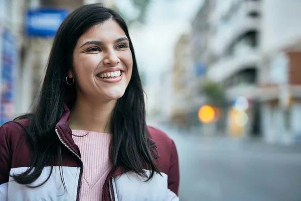 Menina Hispânica Jovem Sorrindo Feliz Cidade — Fotografia de Stock