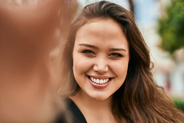 Ung Latinamerikansk Kvinna Ler Glad Gör Selfie Vid Kameran Staden — Stockfoto