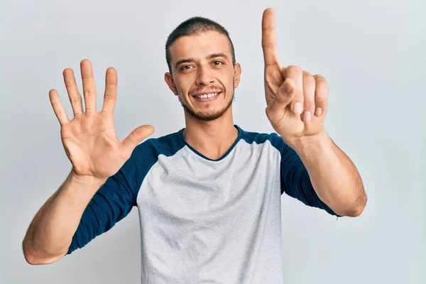 Spaanse Jongeman Draagt Casual Kleding Tonen Wijzen Met Vingers Nummer — Stockfoto