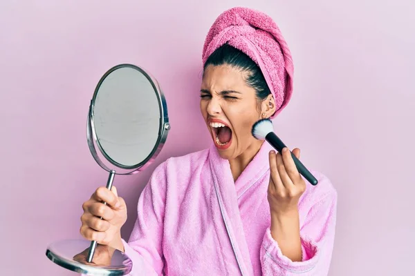 Junge Hispanische Frau Duschbademantel Mit Schminkpinsel Wütend Und Wahnsinnig Schreiend — Stockfoto