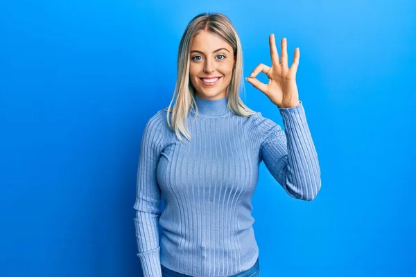 Mulher Loira Bonita Vestindo Roupas Casuais Sorrindo Positivo Fazendo Sinal — Fotografia de Stock