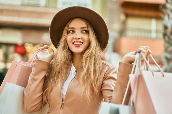 Ung Blond Flicka Shopping Hålla Väskor Staden — Stockfoto
