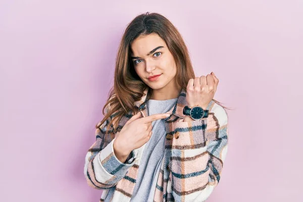 Ung Kaukasiska Flicka Bär Casual Kläder Hast Pekar Att Titta — Stockfoto