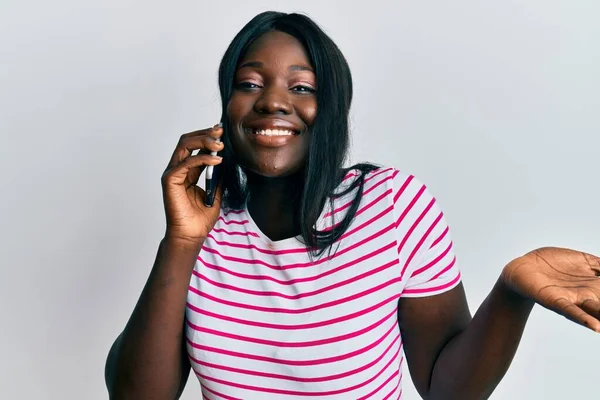 Jovem Africana Conversando Smartphone Celebrando Realização Com Sorriso Feliz Expressão — Fotografia de Stock