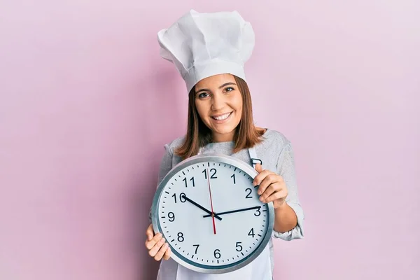 Mujer Hermosa Joven Con Uniforme Cocinero Profesional Sombrero Sosteniendo Reloj —  Fotos de Stock