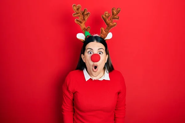 Young Hispanic Woman Wearing Deer Christmas Hat Red Nose Afraid — Stock Photo, Image