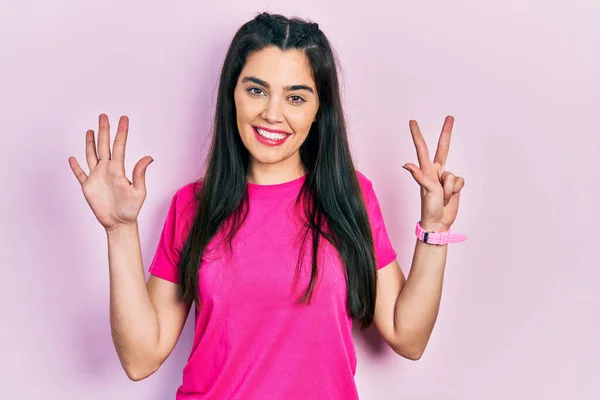 Junges Hispanisches Mädchen Lässigem Rosafarbenem Shirt Das Mit Finger Nummer — Stockfoto