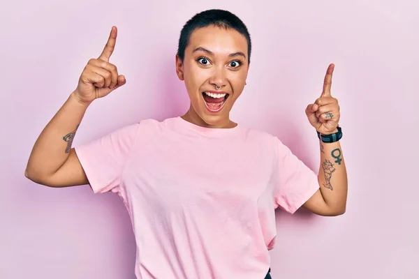 Hermosa Mujer Hispana Con Pelo Corto Vistiendo Casual Camiseta Rosa —  Fotos de Stock