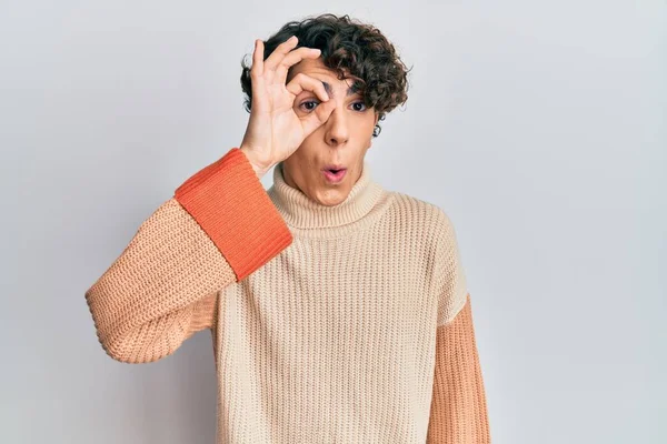 스페인 청년은 평상복 차림의 스웨터 표정으로 손가락을 응시하며 충격을 받았다 — 스톡 사진