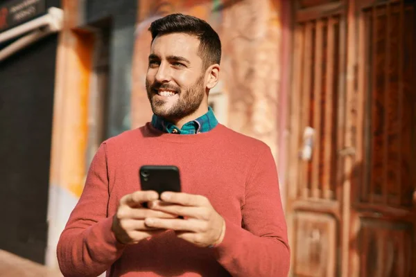 Genç Spanyol Adam Şehirde Akıllı Telefon Kullanarak Mutlu Gülümsüyor — Stok fotoğraf