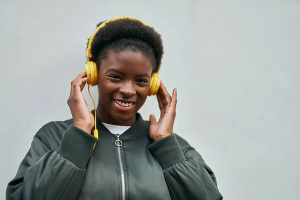 Giovane Ragazza Afro Americana Sorridente Felice Con Cuffie Città — Foto Stock