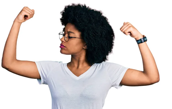 Mujer Afroamericana Joven Con Camiseta Blanca Casual Mostrando Los Músculos —  Fotos de Stock