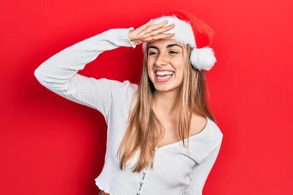 Красива Іспаномовна Жінка Різдвяному Капелюсі Дуже Щаслива Посміхається Дивлячись Далеко — стокове фото