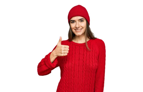 Jovem Hispânica Vestindo Roupas Casuais Sorrindo Feliz Positivo Polegar Para — Fotografia de Stock