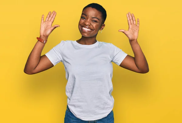 Jonge Afrikaanse Amerikaanse Vrouw Dragen Casual Wit Shirt Tonen Wijzen — Stockfoto