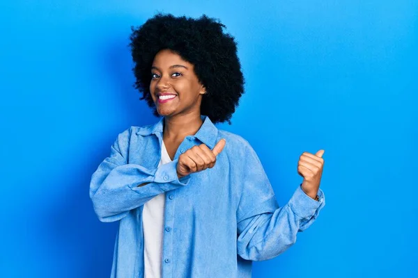 Молода Афроамериканка Одягнена Повсякденний Одяг Вказує Спину Рукою Пальцями Вгору — стокове фото