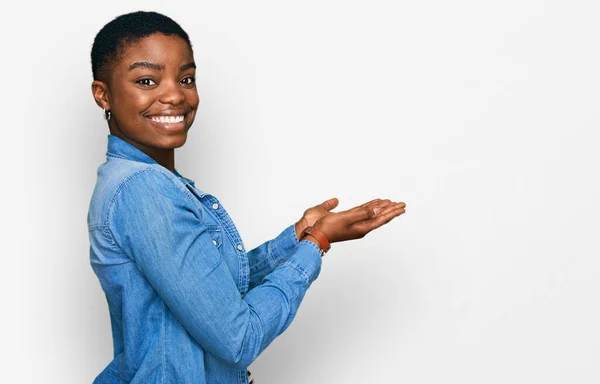 Jovem Afro Americana Vestindo Roupas Casuais Apontando Lado Com Mãos — Fotografia de Stock