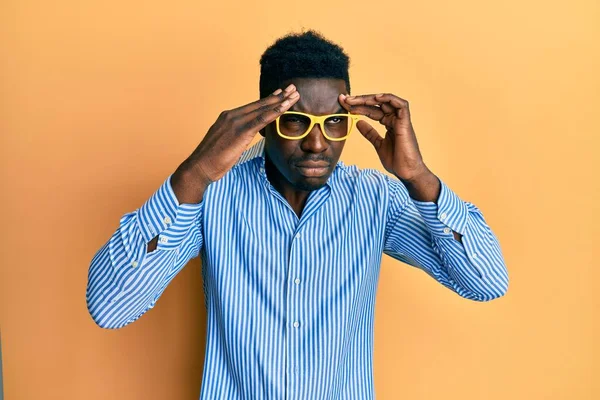 Hombre Negro Guapo Con Gafas Amarillas Con Mano Cabeza Dolor — Foto de Stock