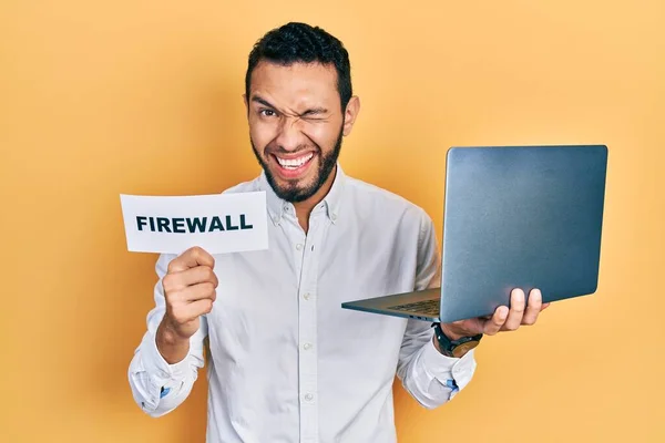 Homem Hispânico Com Barba Segurando Laptop Computador Firewall Banner Piscando — Fotografia de Stock