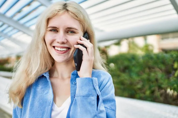 Junge Blonde Frau Einem Sonnigen Tag Freien Telefoniert — Stockfoto