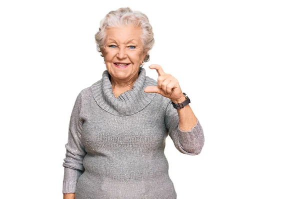 Mulher Cabelos Grisalhos Sênior Vestindo Camisola Inverno Casual Sorrindo Gestos — Fotografia de Stock