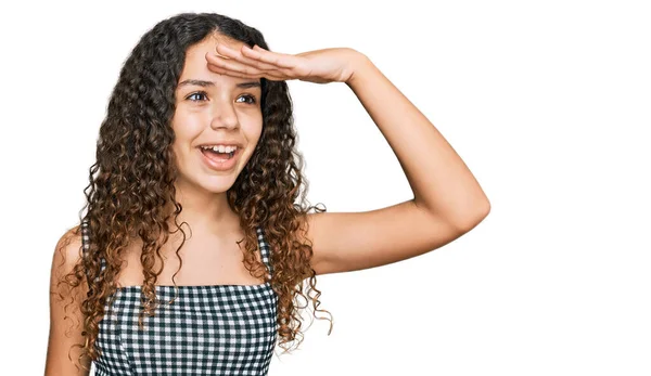 Tinédzser Spanyol Lány Alkalmi Ruhát Visel Nagyon Boldog Mosolygós Néz — Stock Fotó