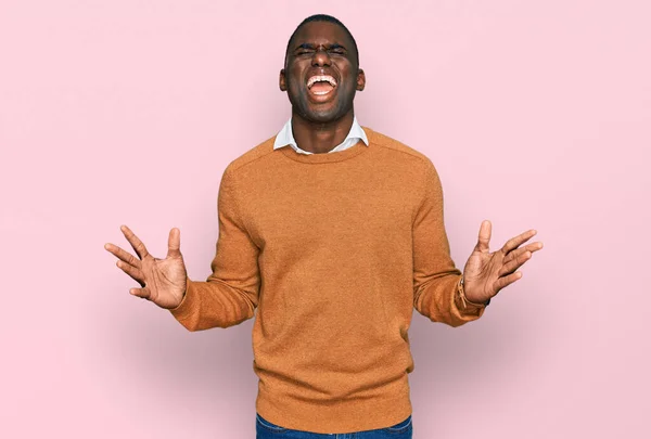 Ung Afrikansk Amerikan Man Bär Casual Kläder Firar Galen Och — Stockfoto