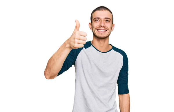 Jovem Hispânico Vestindo Roupas Casuais Sorrindo Feliz Positivo Polegar Fazendo — Fotografia de Stock