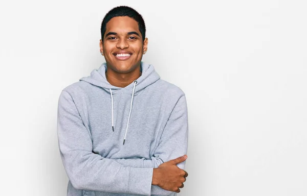 Junger Gutaussehender Hispanischer Mann Mit Lässigem Sweatshirt Fröhlichem Gesicht Und — Stockfoto