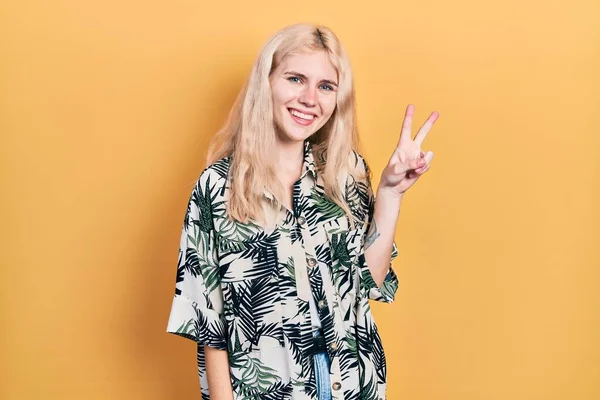 Krásná Běloška Blonďatými Vlasy Tropické Košili Usmívá Veselou Tváří Mrká — Stock fotografie