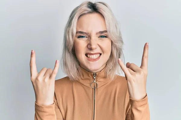 Menina Loira Jovem Vestindo Roupas Casuais Gritando Com Expressão Louca — Fotografia de Stock